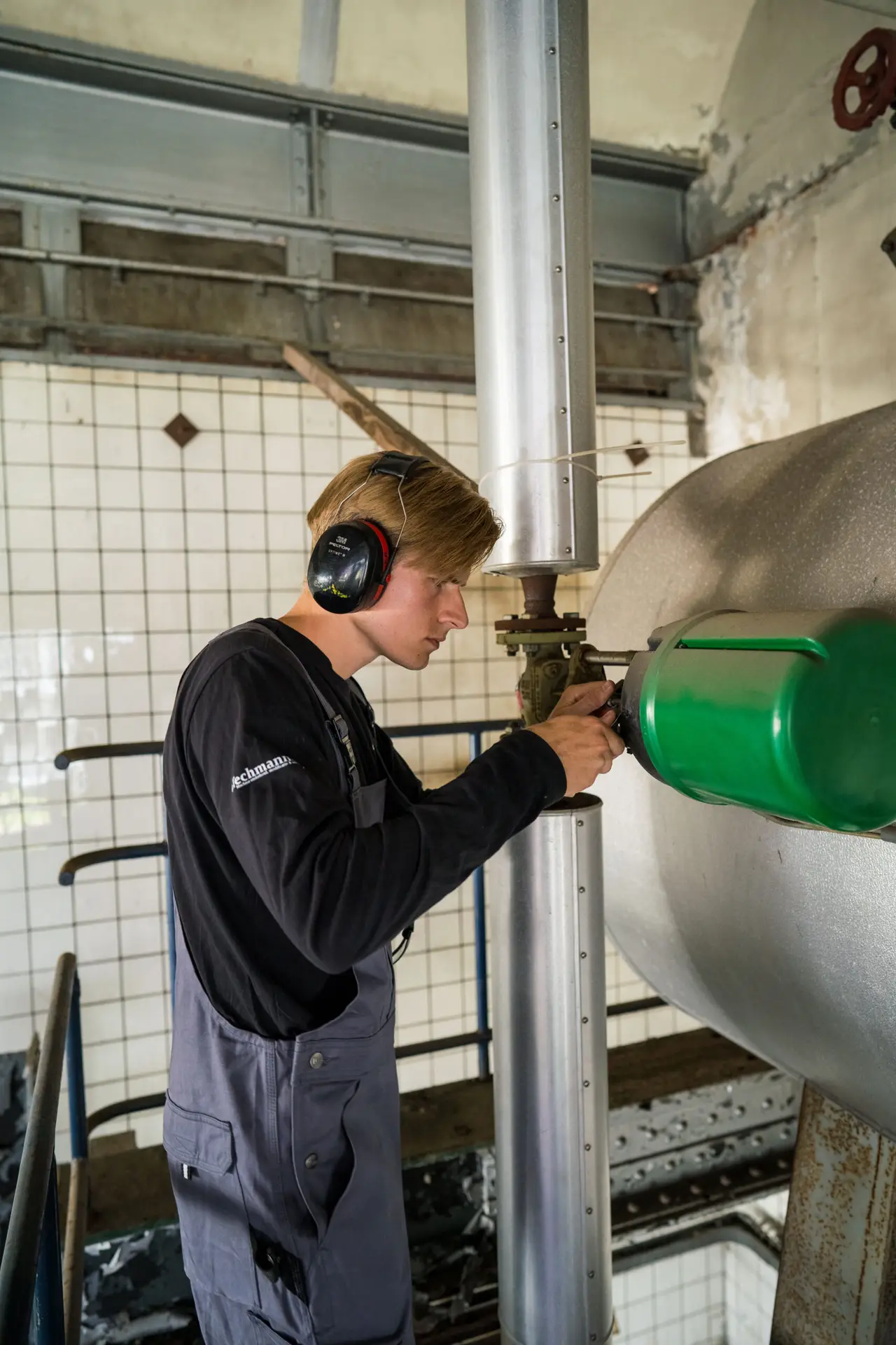 Monteur van Techmannen aan het werk tijdens revisie