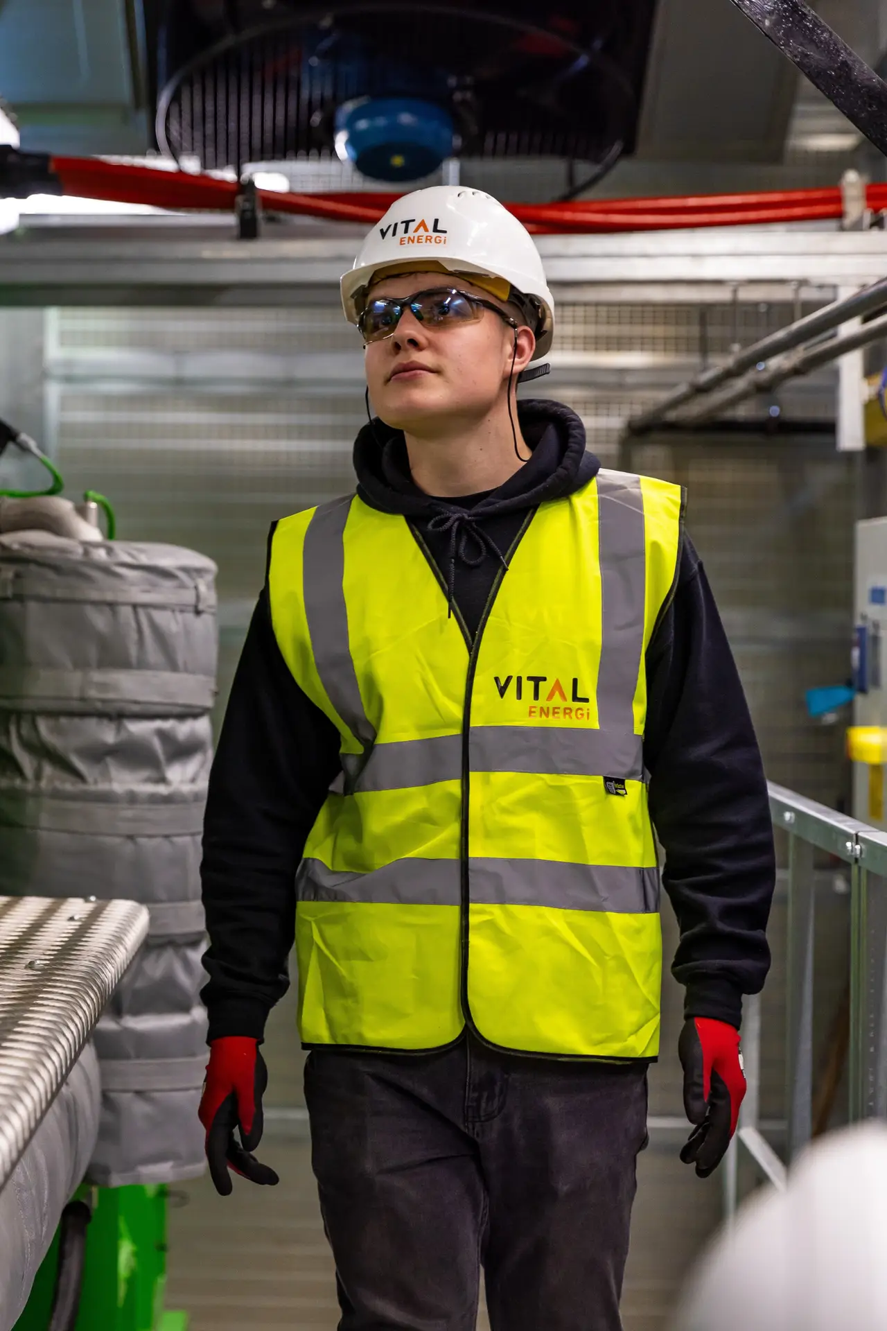 Operator en consultant aan de slag bij inspectie fabriek