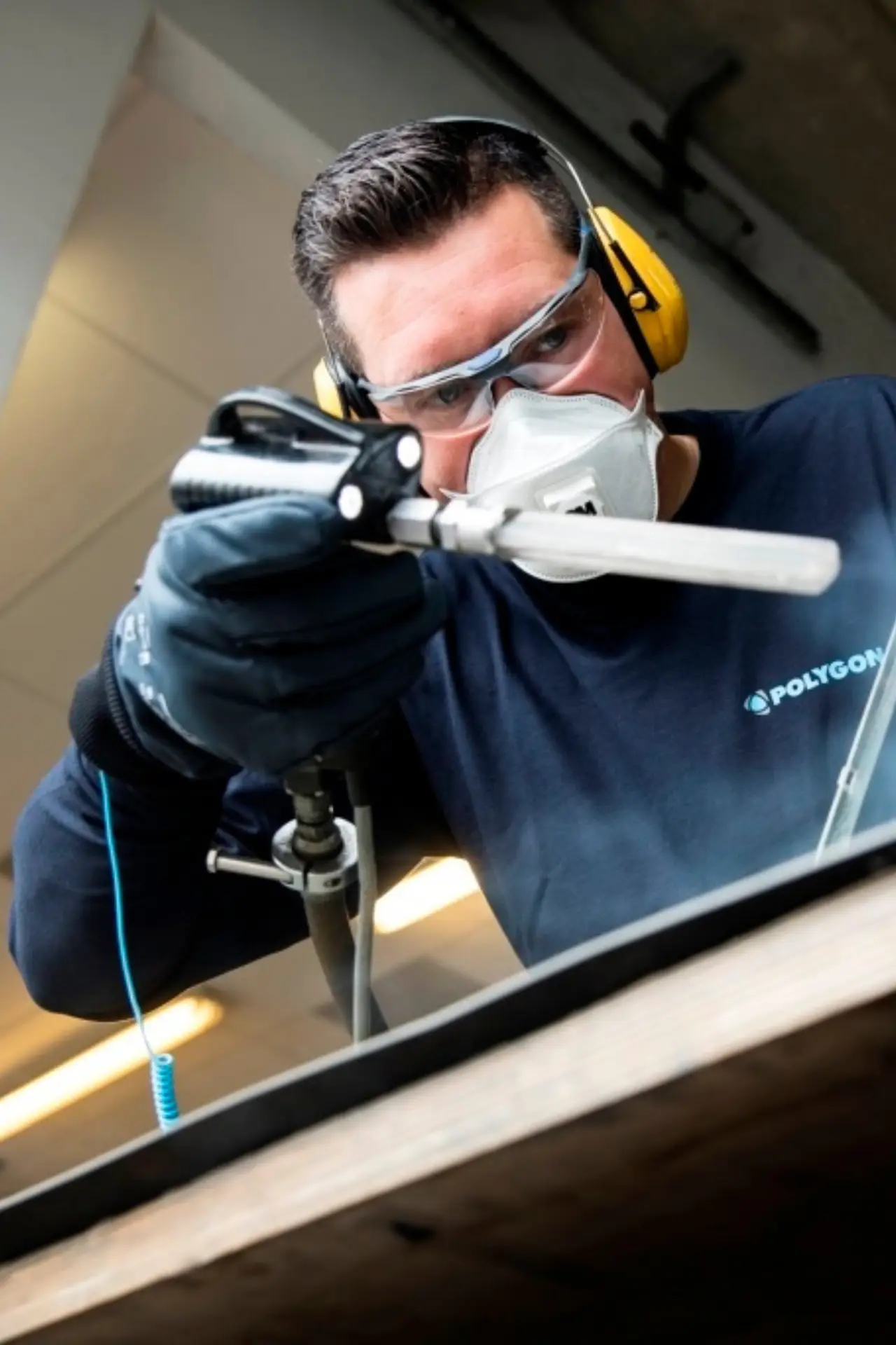 Industrieel reiniger aan het werk om machines te onderhouden