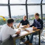 Personeel in gesprek tijdens een consult Techmannen