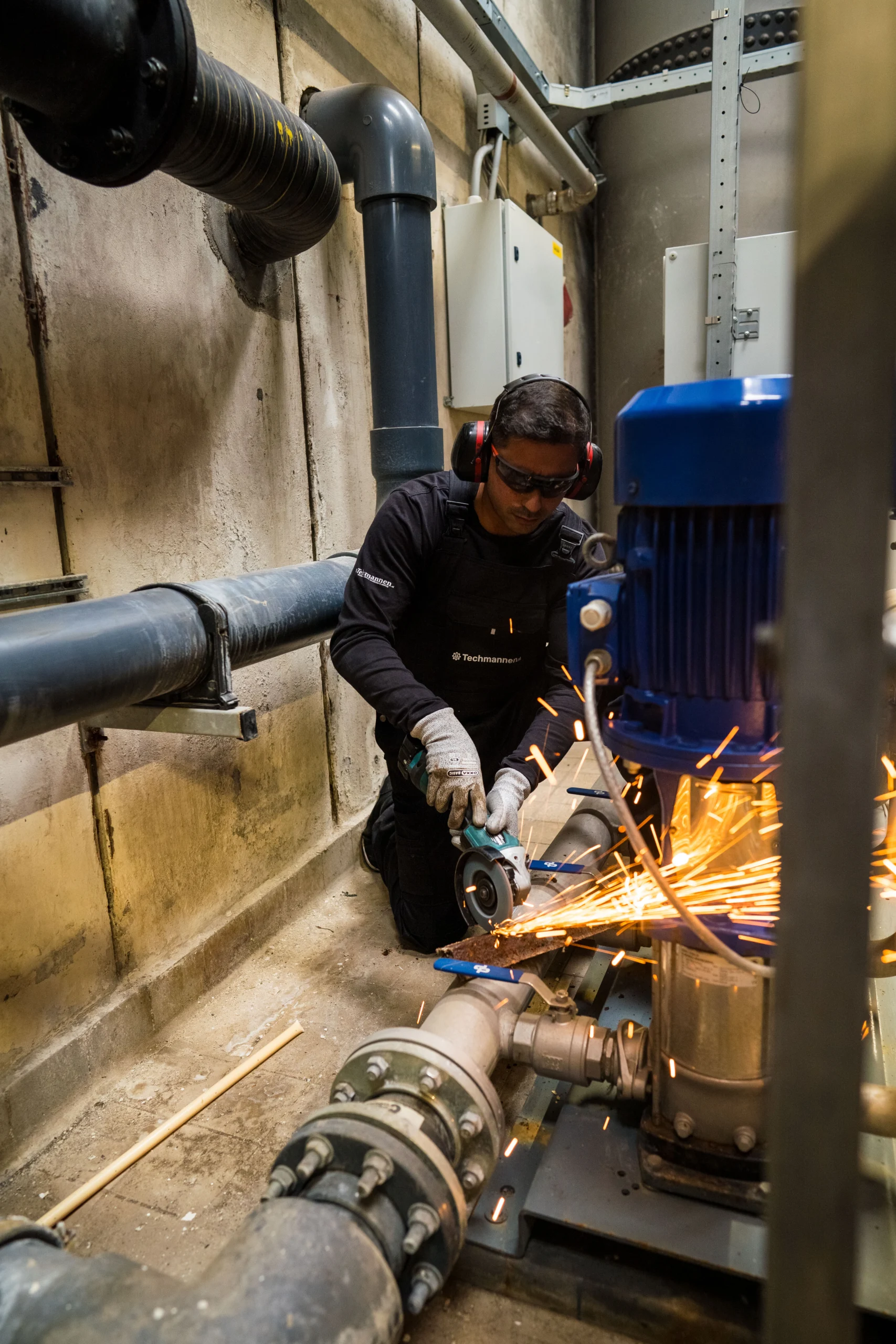 Allround monteur aan het werk voor modificatie onderdeel