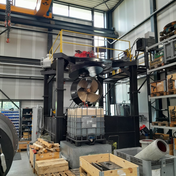 Zijaanzicht op maat gemaakte testbank voor boot motoren