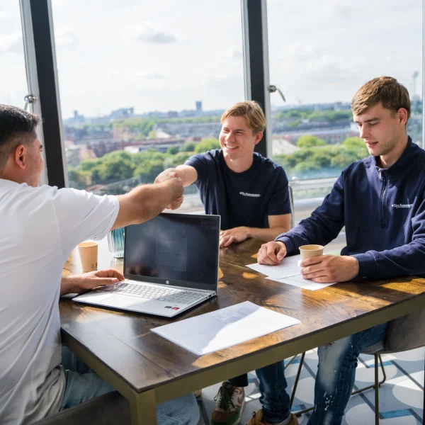 Personeel in gesprek tijdens een consult Techmannen