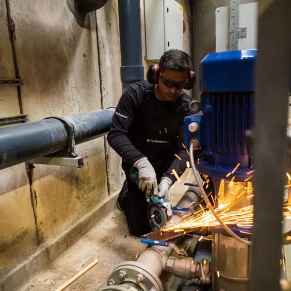 Allround monteur aan het werk voor modificatie onderdeel