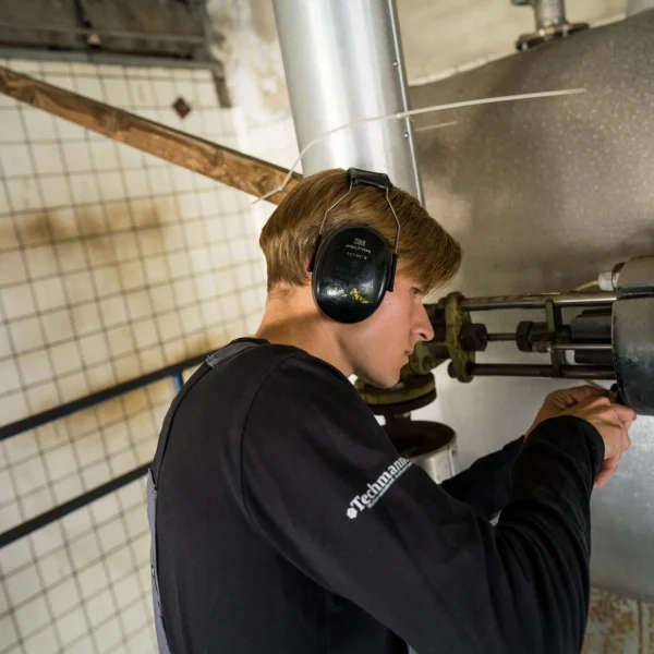 Monteur van Techmannen aan het werk tijdens revisie